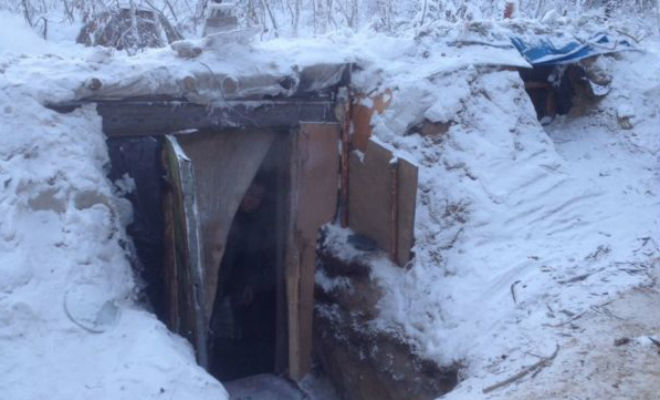 Мужчина из Якутии выкопал в тайге землянку и решил прожить в ней в морозы. Видео