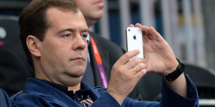 Медведев поручил заняться внедрением блокчейна в российскую экономику