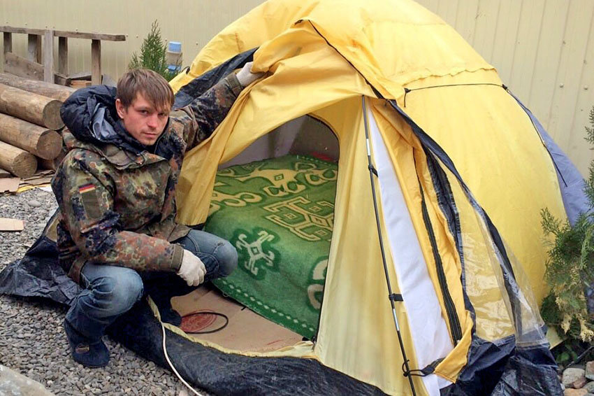 В 3 палатках жили. Жить в палатке. Российские палатки. Пожить в палатке. Люди живущие в палатках.