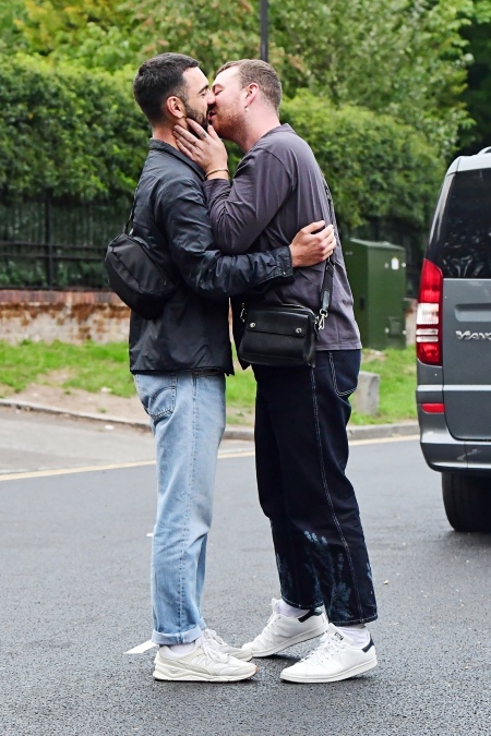 В отношениях и счастлив: Сэм Смит гуляет по Лондону с новым бойфрендом Звезды,Новости о звездах