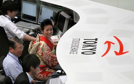 An employee of Tokyo Stock Exchange dressed in ceremonial kimono works at the bourse after its New Year opening ceremony in Tokyo January 4, 2012. Japan's Nikkei average rose 1.2 percent to hit a three-week closing high on Wednesday after upbeat economic data from the United States and China eased worries over the health of the global economy. REUTERS/Kim Kyung-Hoon (JAPAN - Tags: BUSINESS)