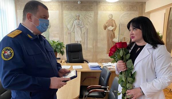 Главврач симферопольской седьмой больницы удостоена награды Следственного комитета