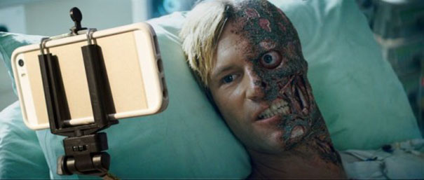 оружие заменили на селфи-монопод 