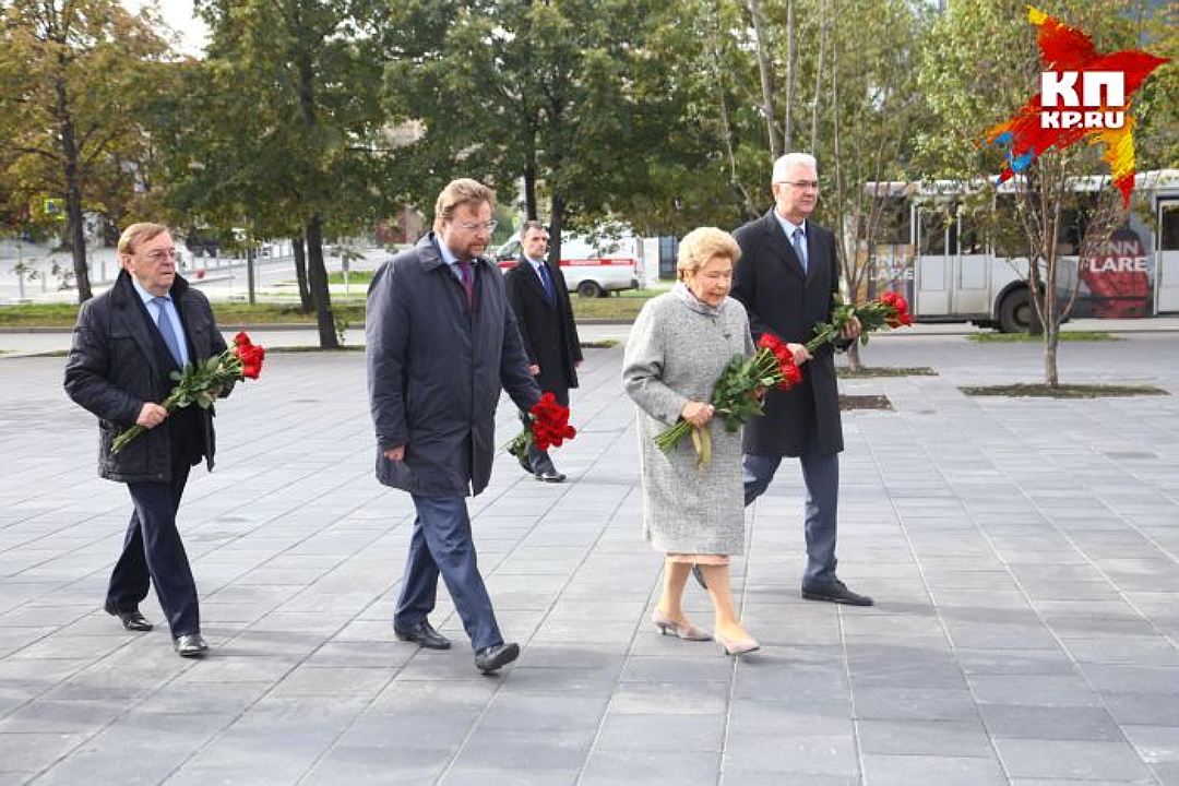 Перед церемонией вручения стипендий Наина Иосифовна возложила цветы к памятнику Борису Ельцину. Фото: Маргарита Власкина