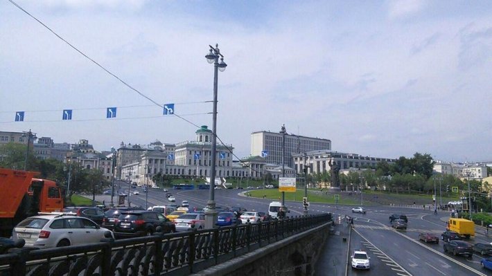 Первые признаки урагана уже заметны в центре Москвы