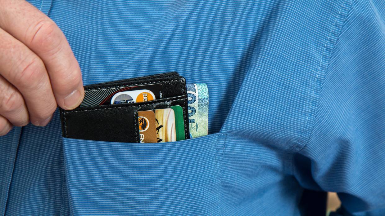 Продавец тайно оформлял кредиты на покупателей в Омской области