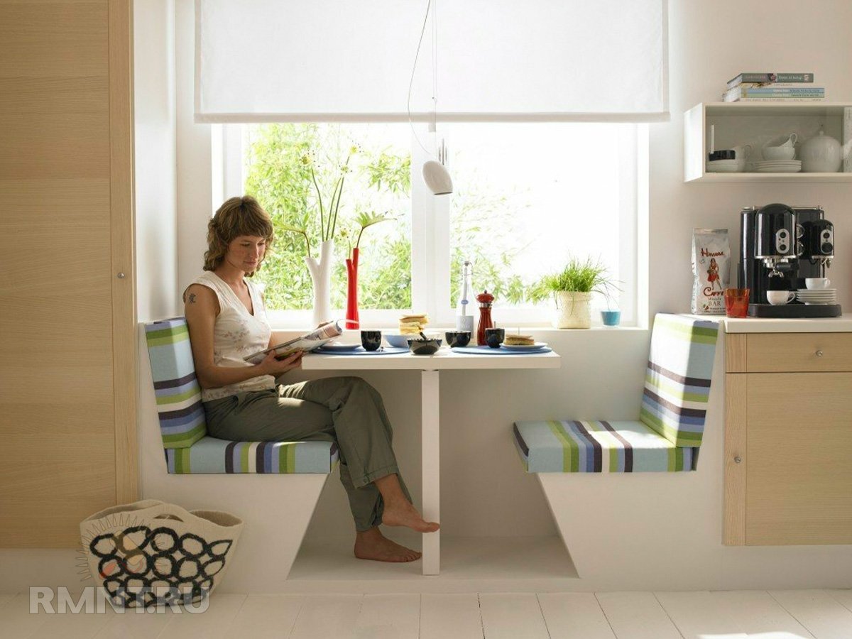 Кухонный стол у окна