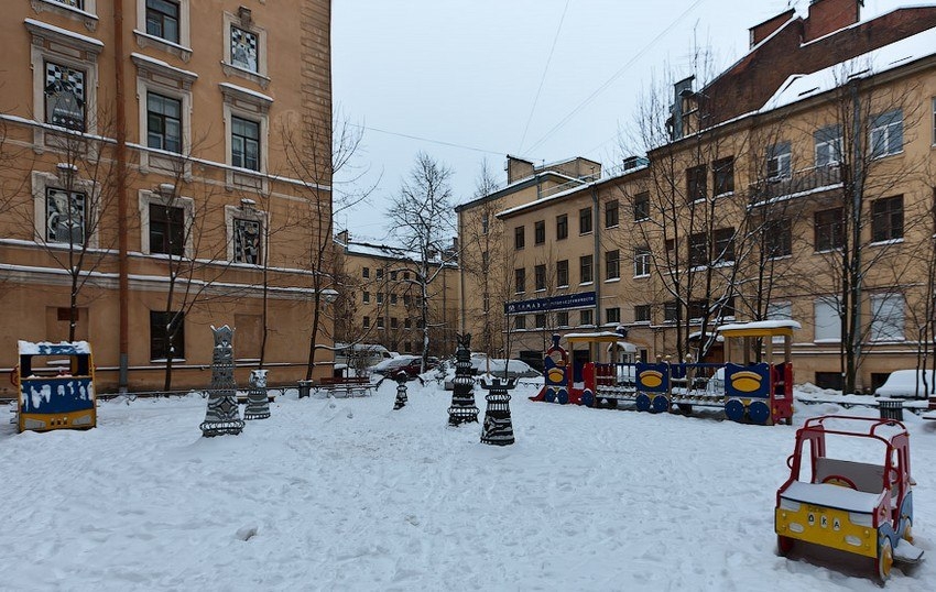 Шахматный дворик в санкт петербурге