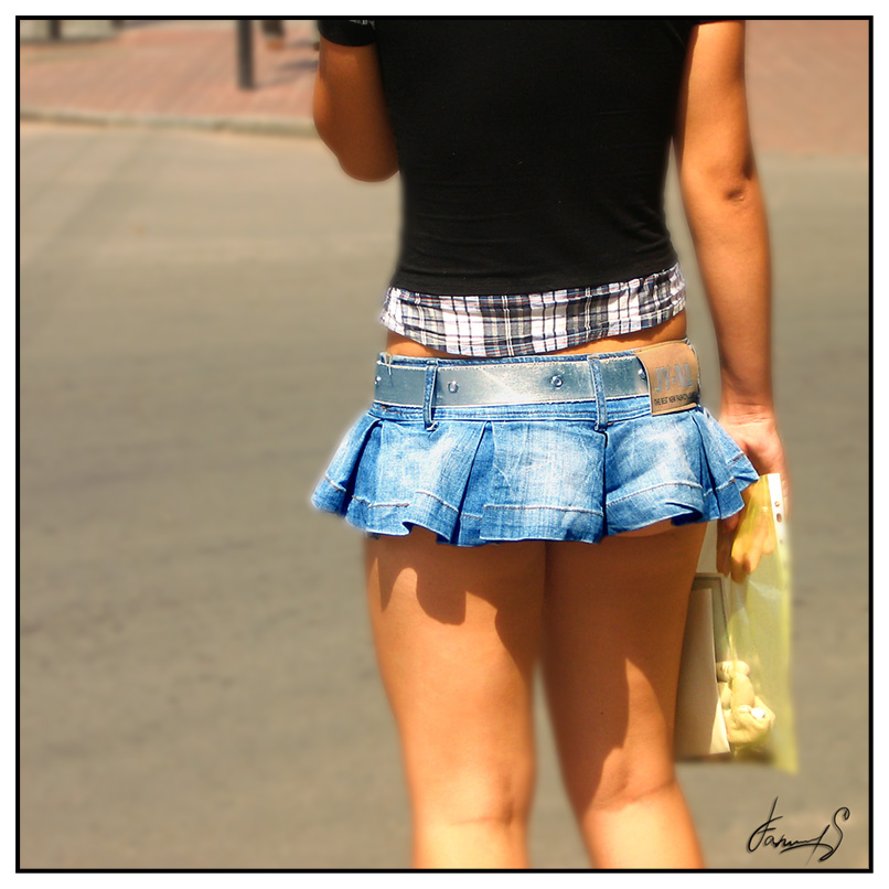 Короткие мини юбки на девушках