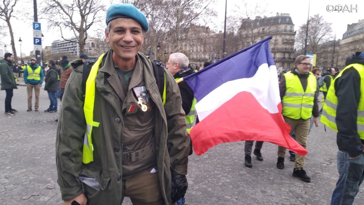 Среди протестующих в Париже оказались ветеран войны и доброволец Донбасса