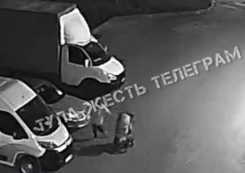Появилось видео, как в Туле мать бросает коляску с новорожденной на парковке