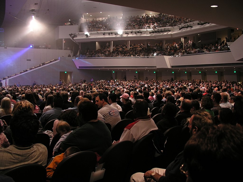 Воскресное богослужение церкви Ассамблей Бога в Финиксе еженедельно посещают 12 тыс. человек