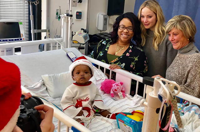 Дженнифер Лоуренс посетила детскую больницу и поздравила маленьких пациентов с праздниками новости