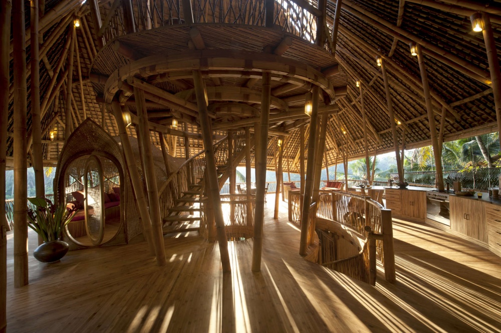 Девушка бросила работу, уехала на Бали и построила там обалденный дом из бамбука Бали,дом из бамбука,ландшафтный дизайн,стиль жизни