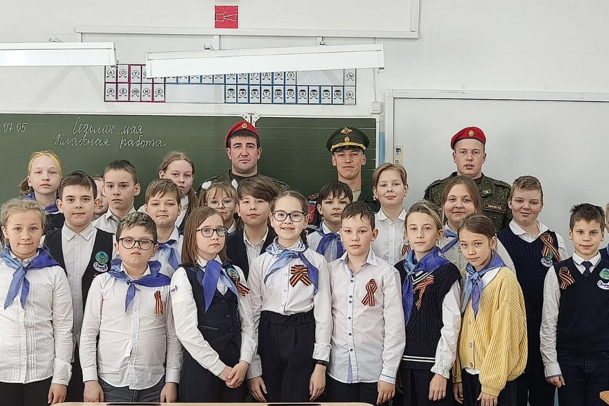 Военные полицейские ЦВО провели урок мужества для школьников в Кирове