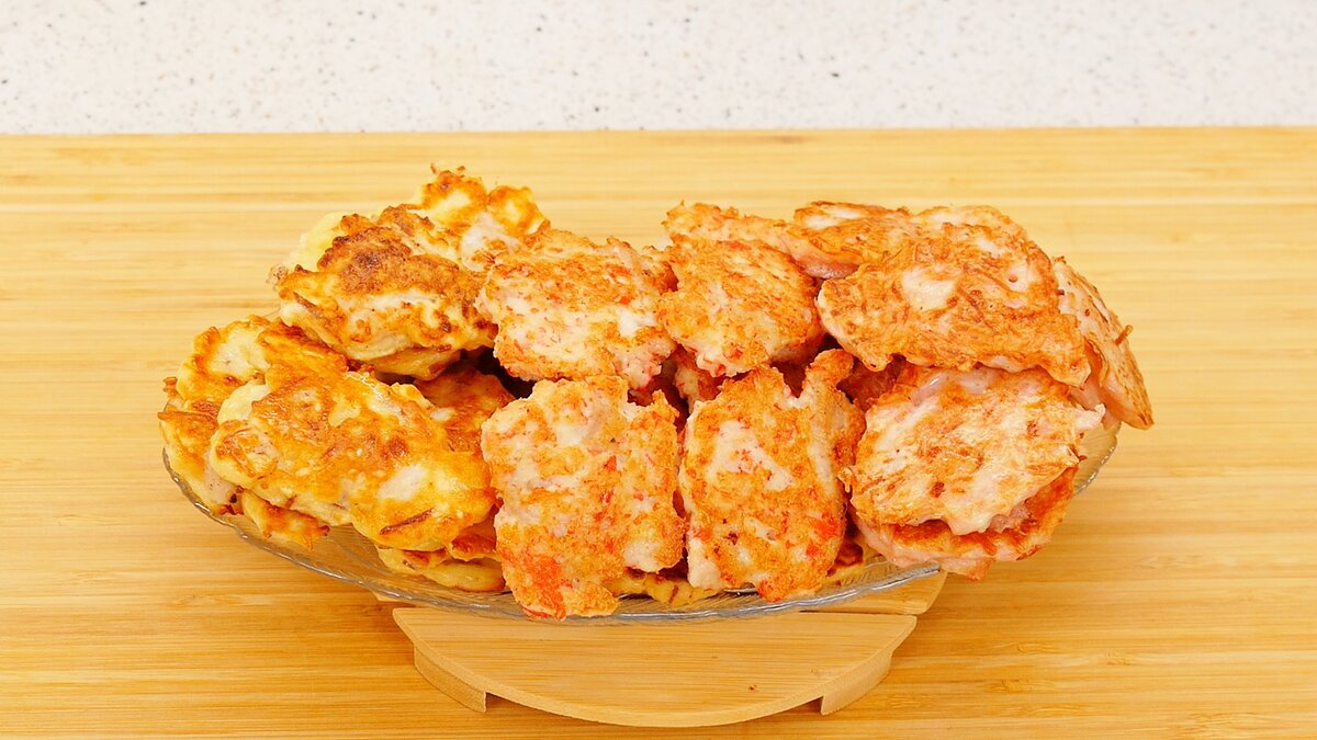 Куриное мясо в трёх видах кляра: из колбасного сыра, крабовых палочек и колбасы блюда из курицы