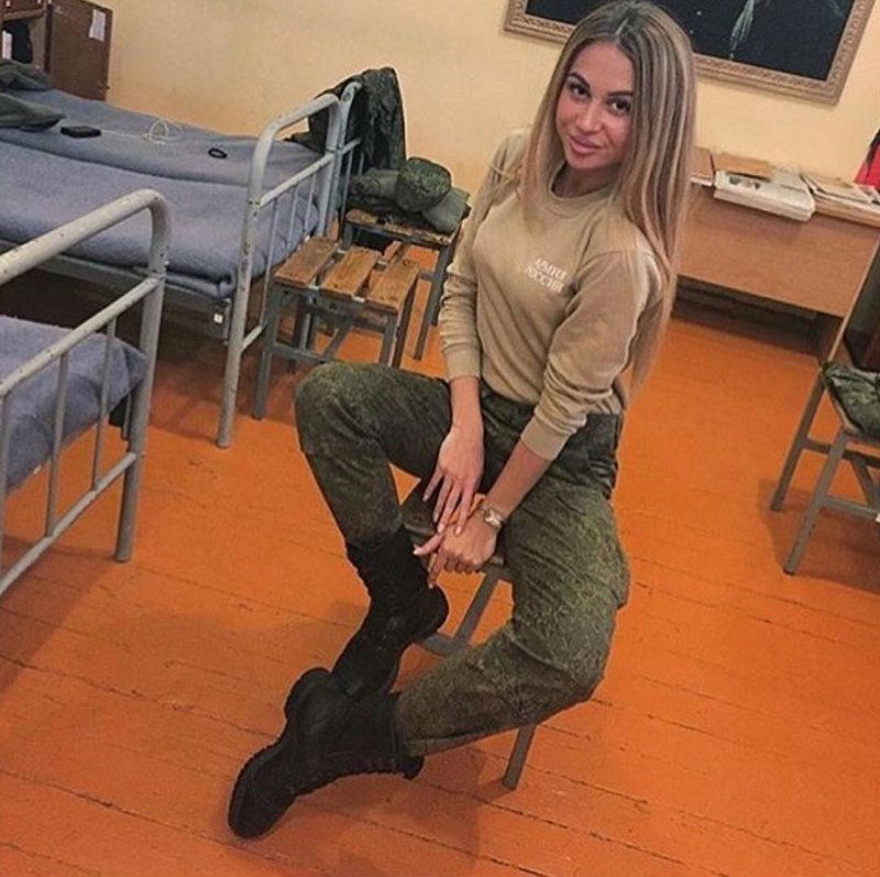 Российские девушки в униформе: служат с мужчинами в одной части