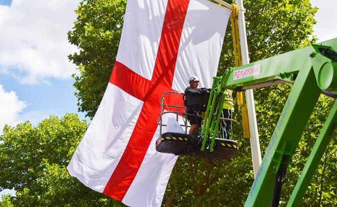 Британия превращается в Исламскую империю – мусульмане запретили флаг Англии
