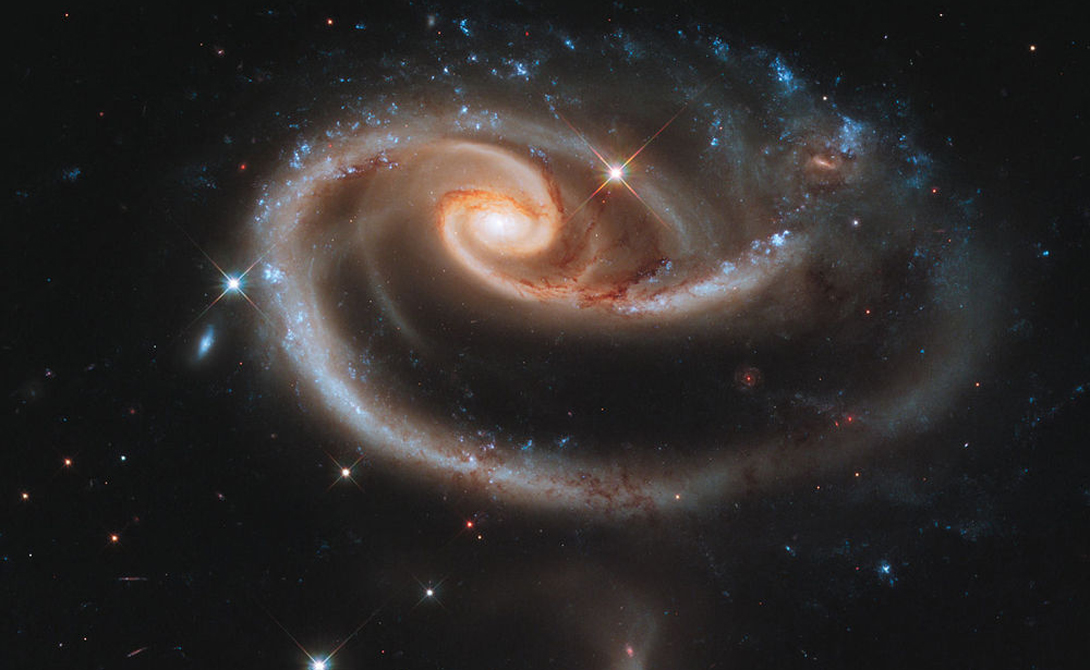 Галактическая роза
Этот снимок телескоп сделал в день собственного «совершеннолетия»: Hubble исполнился ровно 21 год. Уникальный объект представляет собой две галактики в созвездии Андромеды, проходящие через друг друга.