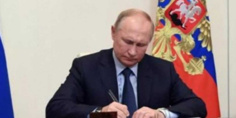 Путин подписал закон о едином пособии на детей
