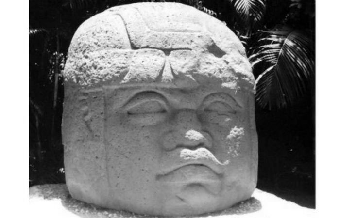 Ольмекская каменная голова № 10 из Ла-Венты. Установлена в Вильяэрмосе