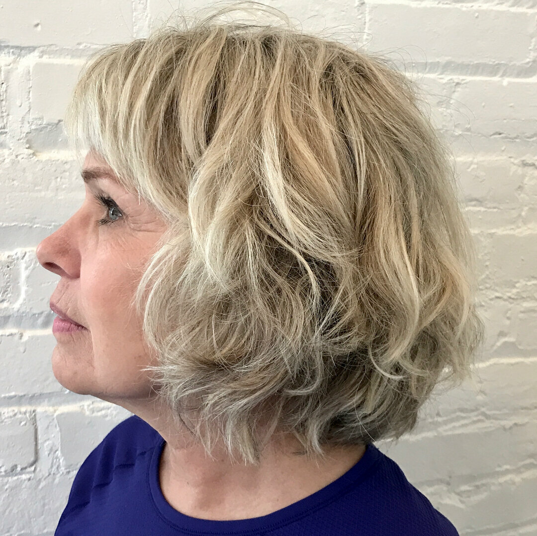 Прическа каскад фото на короткие волосы с челкой для женщин старше 50