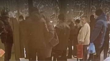 Пациенты с температурой пять часов стояли в очереди на морозе у поликлиники в Выксе