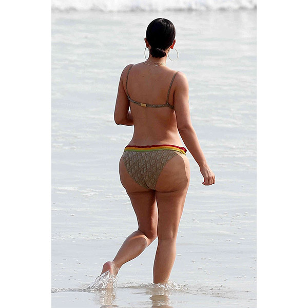 35 Без прикрас: Ким Кардашьян <br> на пляже в бикини