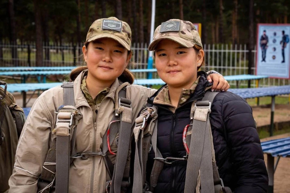 Девушки во время личной встречи с президентом России Владимиром Путиным рассказали ему о своей заветной мечте - совершить прыжок с парашютом. Фото: центр "ВОИН"