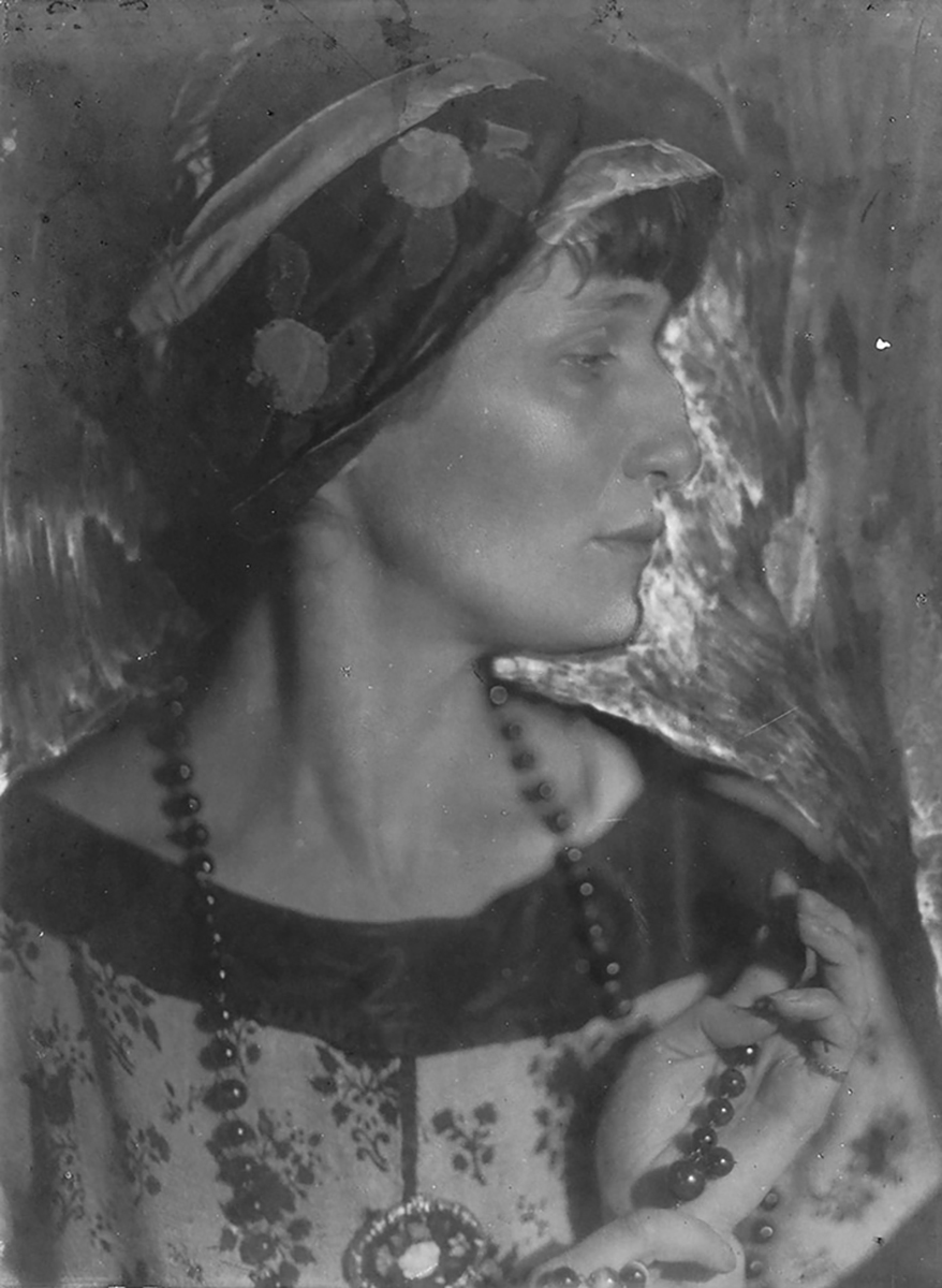 <b>Легендарный «портрет-камея» Анны Ахматовой. Фотография Моисея Наппельбаума 1922 года</b>