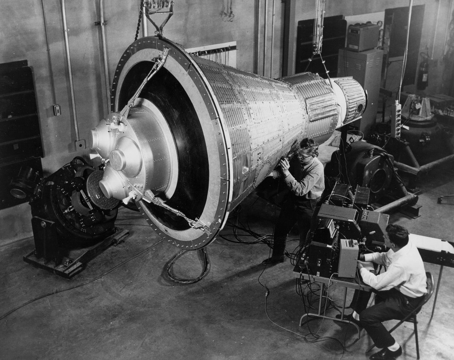​Специалисты McDonnell Aircraft Corporation проводят испытания прототипа капсулы космического корабля Mercury; 1960 год. NASA space.com - «Меркурий» против «Востока» | Warspot.ru