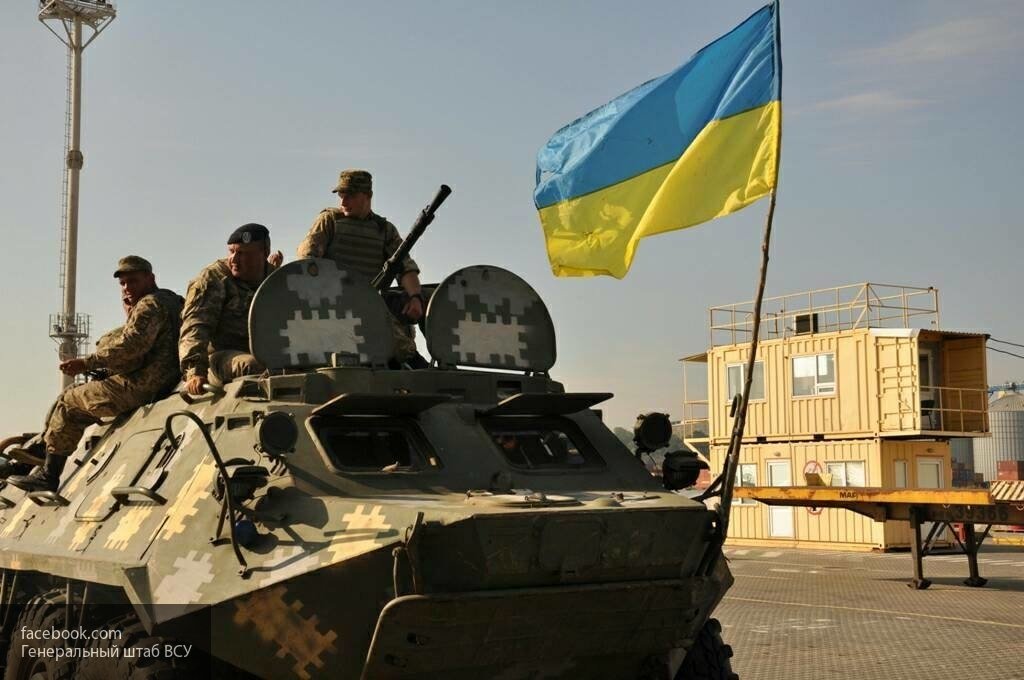 Украинский военный штаб. Генеральный штаб ВСУ здание. Здание ГШ ВСУ Украины. 4ктер рядом с Порошенко рыжий при военных действиях.