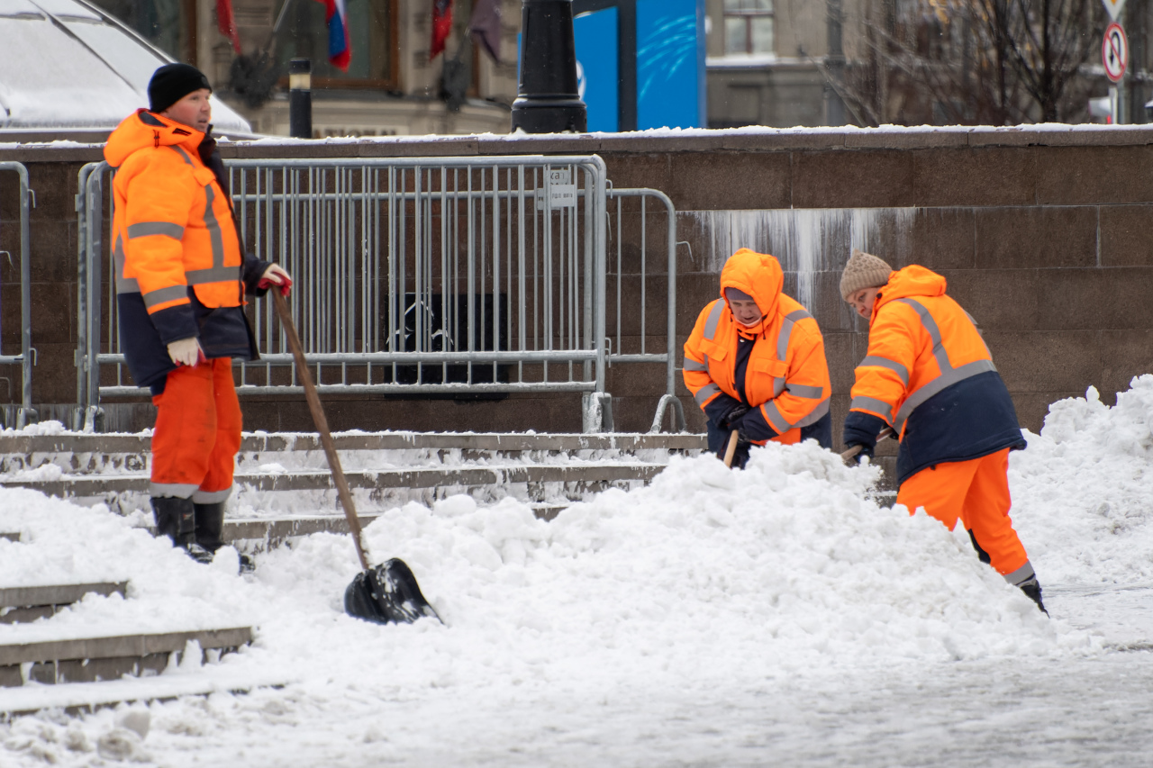 Уборка снега в спб. Уборка снега. Уборка снега Санкт-ТПЕТЕРБУРГ. Уборщик снега. Уборка снега зимой.