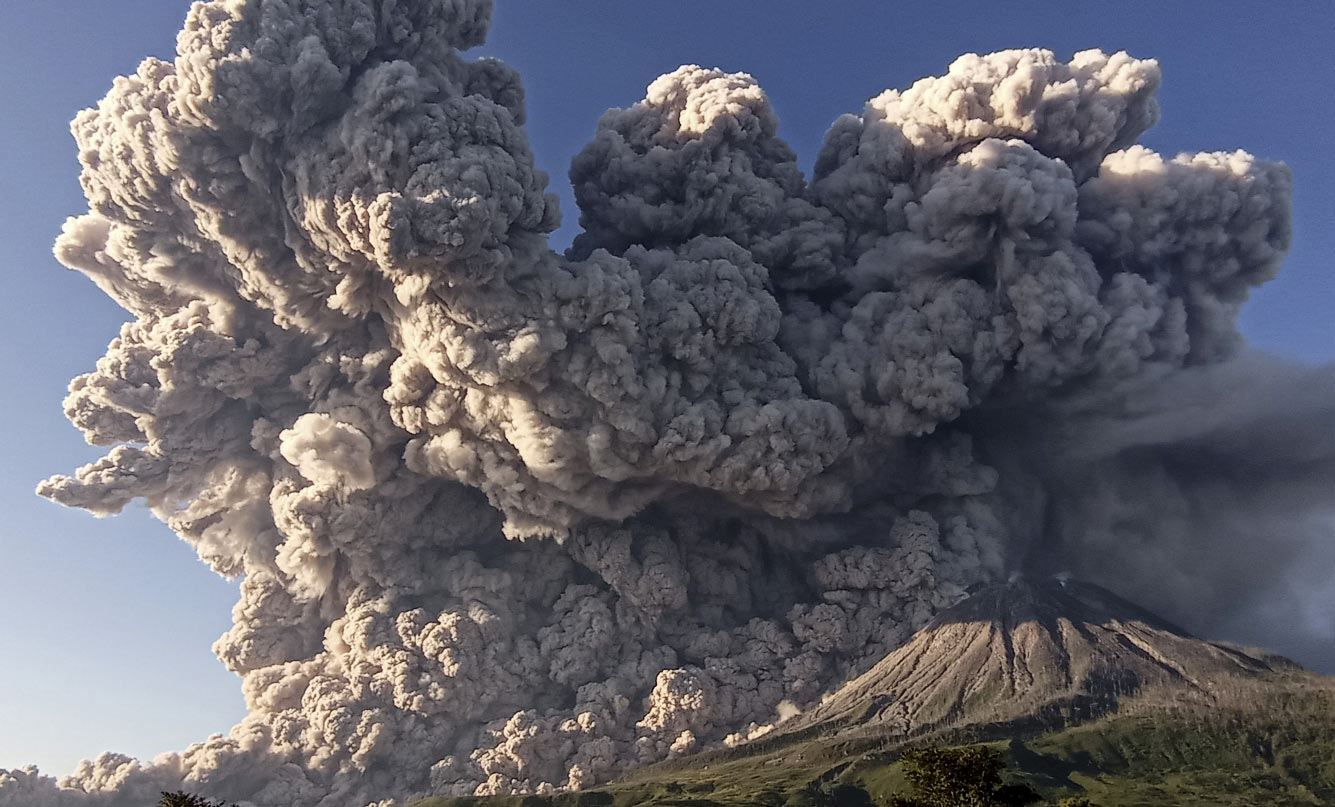 Вулкан Синабунг в Индонезии извержение