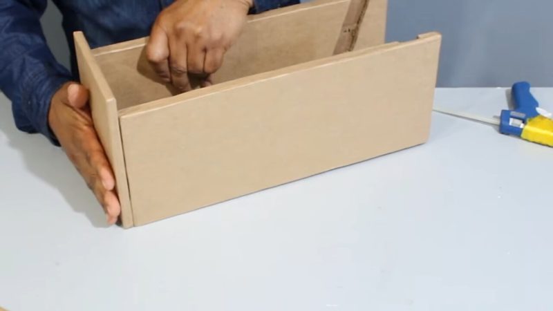 Чудесная, а главное нужная вещь в хозяйстве, которую вы сможете сделать своими руками из картона