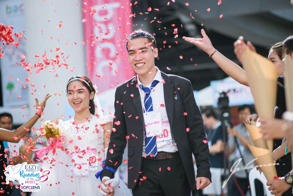 Running of the Brides: забег невест в Бангкоке невест, ноября, составил, месяц, медовый, бриллиантами, колец, подарки, приза, главного, Кроме, около, миллионов, более, Главный, Бангкоке, гонке, трехкилометровой, соревновались, женихов