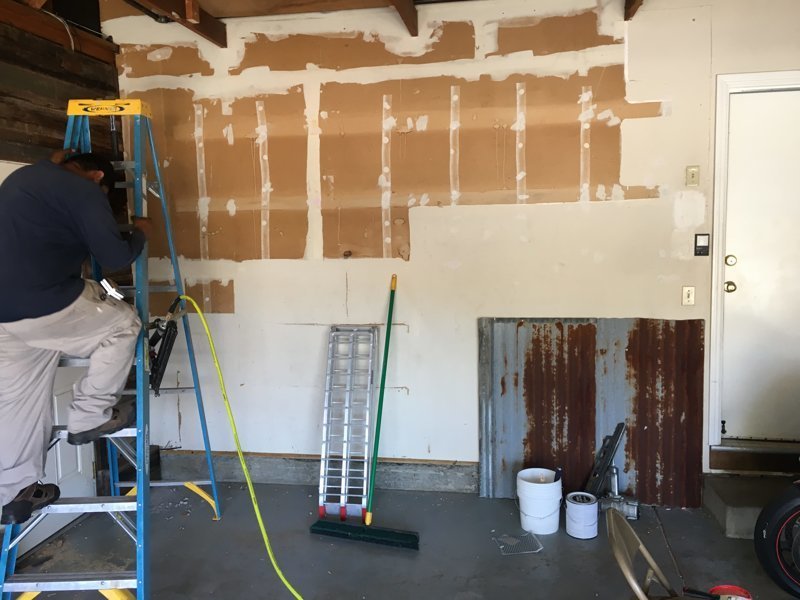 Мотоциклист превратил неприметный гараж в крутое «мужское логово» авто и мото,автоновости,гараж,история