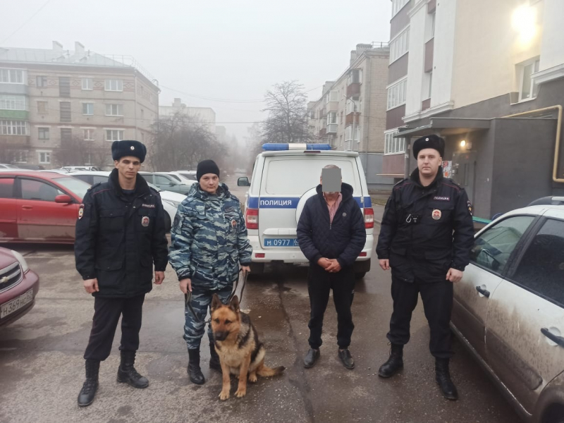 На улице Молодцова Рязани 63-летний иностранец угрожал зарезать жену