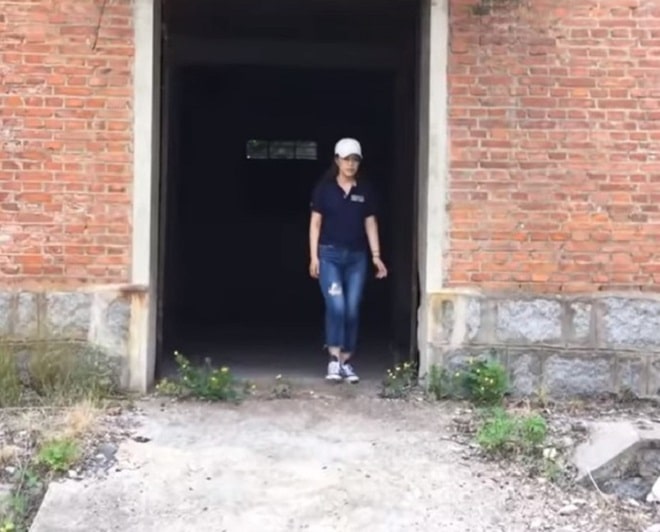 Женщина идет