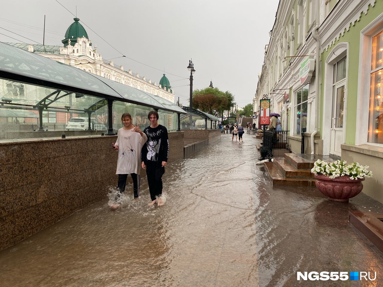 Бассейн в автобусах и рухнувшее в яму авто: показываем последствия ливня в Омске