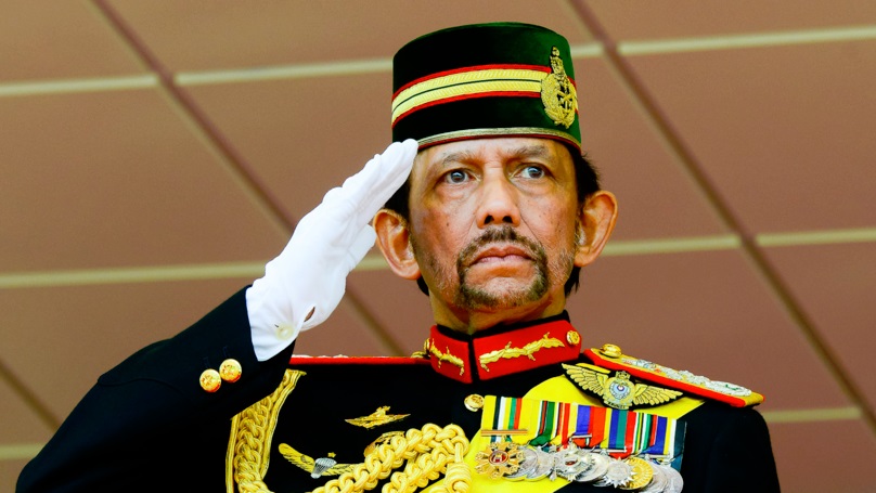 В Брунее будут забивать камнями за однополый секс и супружеские измены