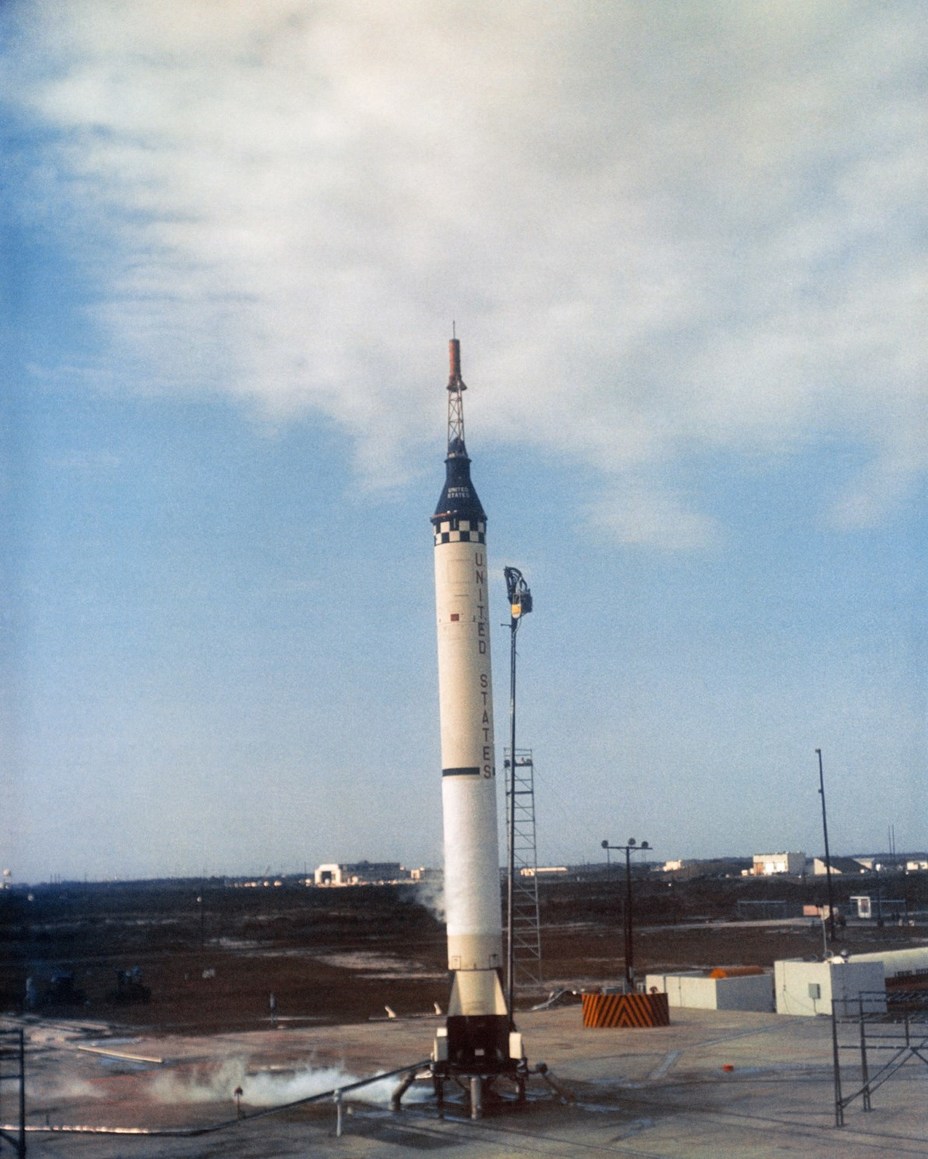 ​Подготовка к первому пуску ракеты-носителя Mercury-Redstone 1 (MR-1) с космическим кораблём Mercury на полигоне мыса Канаверал (штат Флорида); 21 ноября 1960 года. NASA hq.nasa.gov - «Меркурий» против «Востока» | Warspot.ru