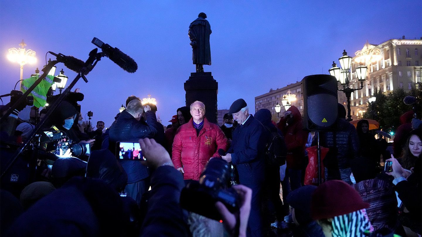 Полиция пришла к участникам акции против онлайн-голосования. Чего могут добиться несогласные?