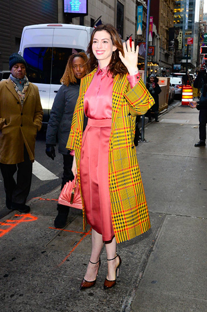 Яркие цвета и модный казус: новые образы Энн Хэтэуэй из промотура Яркие цвета и модный казус: новые образы Энн Хэтэуэй из промотура звездный стиль