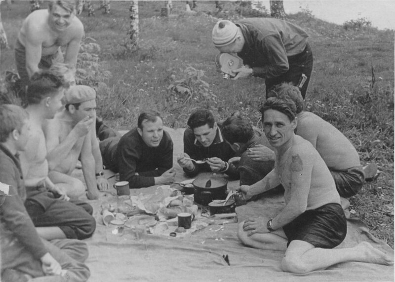 Во времена СССР мужчины часто устраивали пикники с бутербродами, шашлыками и прочими вкусностями. Кстати, на этом снимке изображен Юрий Гагарин со своими друзьями-космонавтами. СССР, история, ностальгия, фотографии