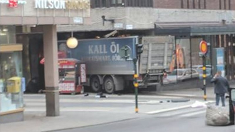 Полиция Швеции рассматривает версию теракта после наезда грузовика на пешеходов