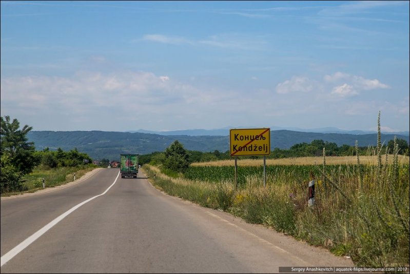 А вот что делает сербские дороги похожими на многие наши и отличает от ухоженных европейских - это частое отсутствие обочины и заросли травы вплотную у дорожного полотна. авто, автопутешествие, движение, дороги, путешествие, сербия, фото, фоторепортаж