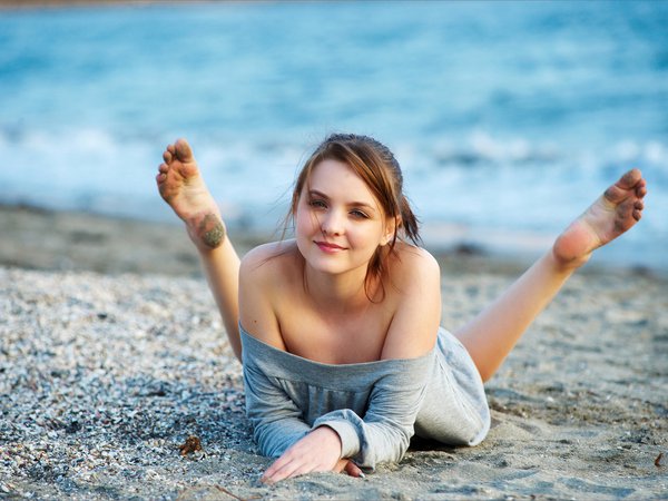 Картинки по запросу девушка на пляже улыбка