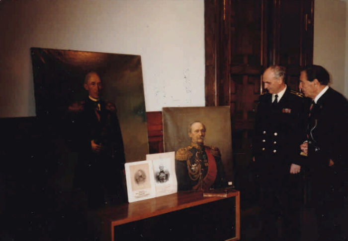 Эдуард Фальц-Фейн передает Военно-морскому музею портреты своих предков — адмиралов Епанчиных. Ленинград, 1985 г. 