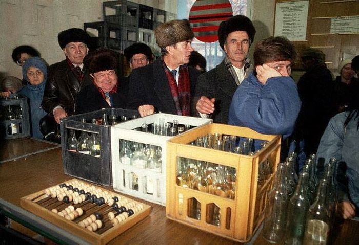 Очередь в пункте приема стеклопосуды, 1990 год, СССР было, история, фото